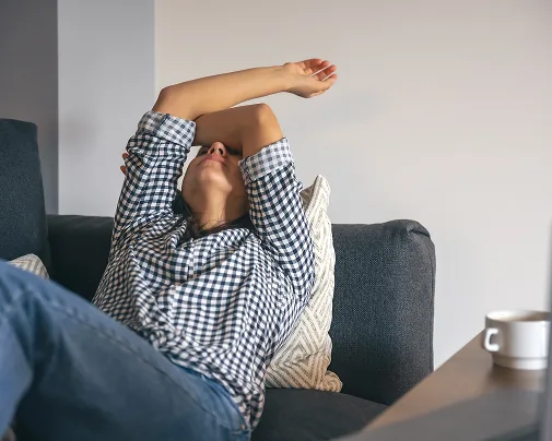 Persona descansando en el sofá de casa