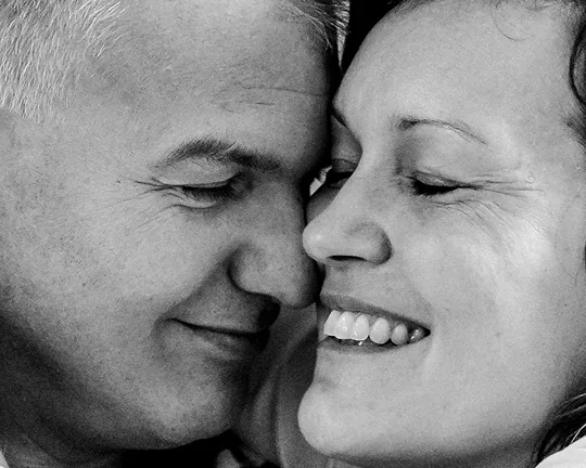Pareja abrazada, sonriendo